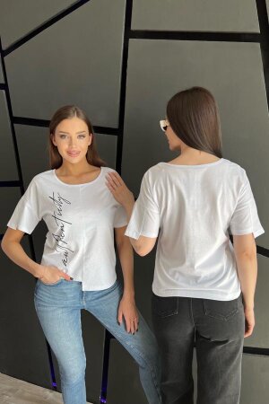 Женская футболка 8228